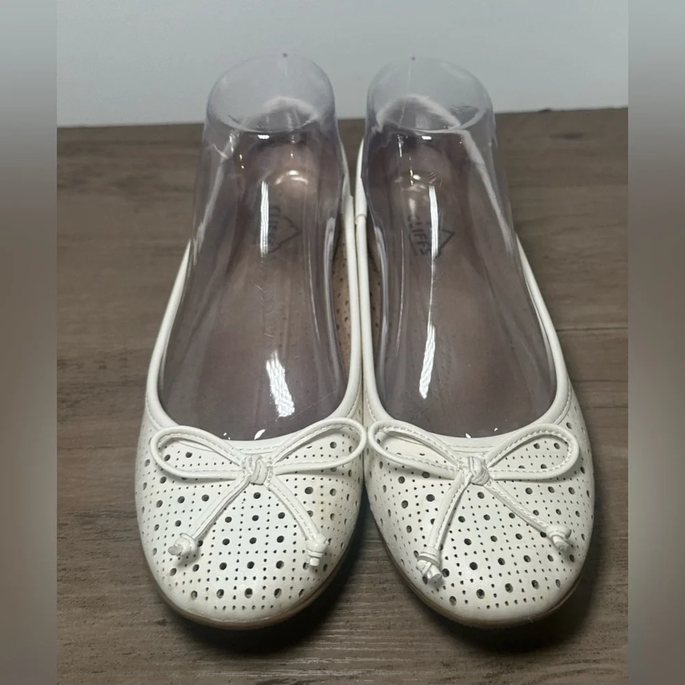 Cliffs By White Mountain‎ Womans White Slip On Flats Shoe With Bows W 7.
